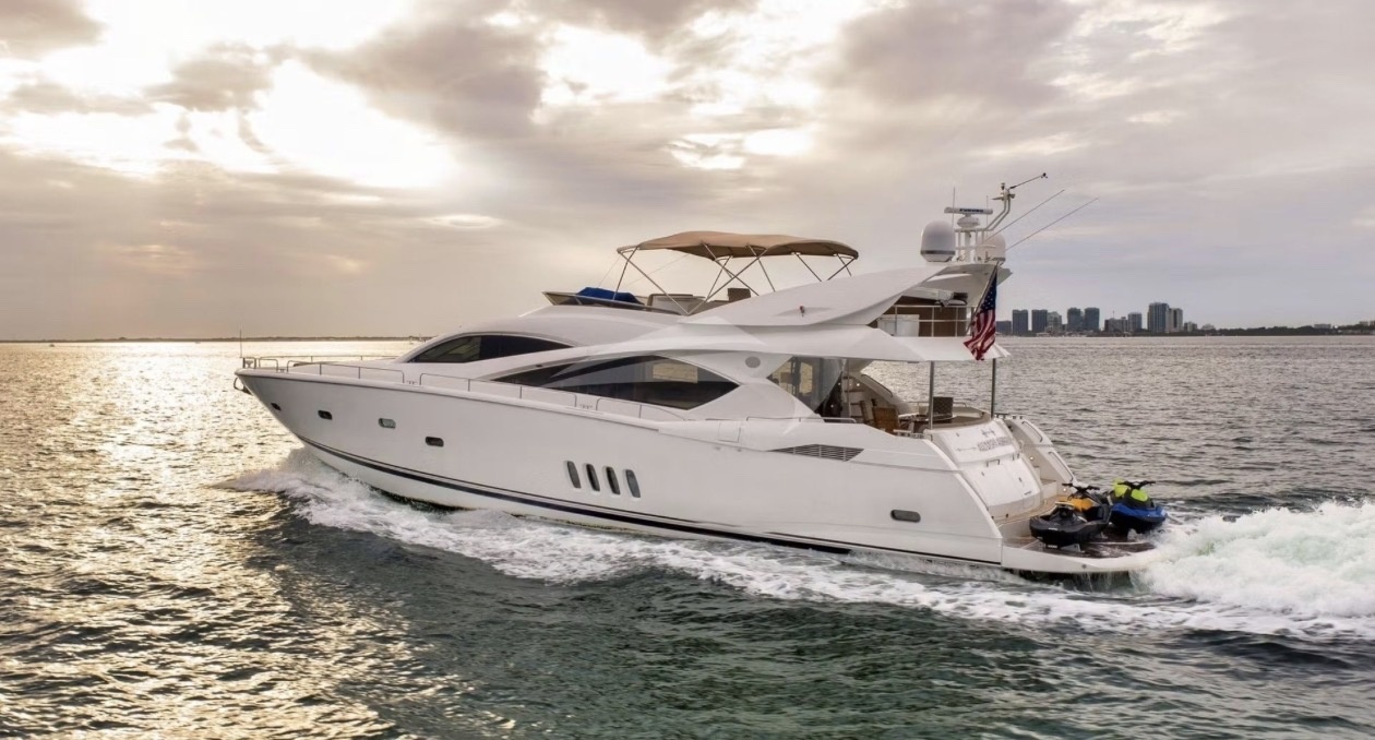 Aquia Alberti 90 luxury yacht for charter in Miami