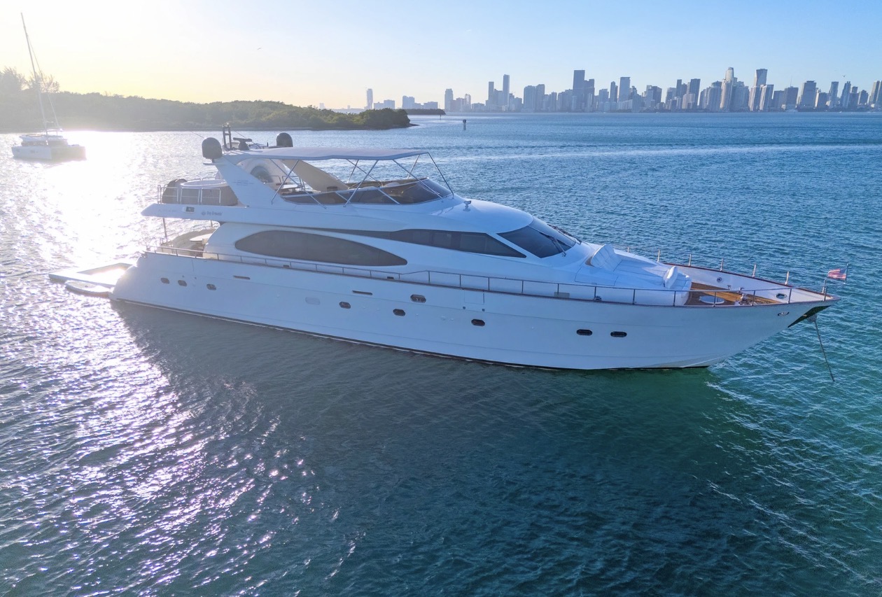 Day Dreamin' 95 luxury yacht for charter in Miami